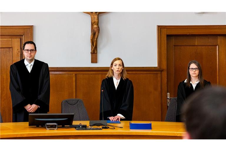 Die Vorsitzende Richtern (M) bei der Urteilsverkündung.