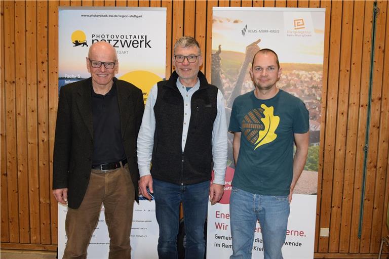 Die Vorstände der Energiegenossenschaft Murrhardt, Rainer Braulik (von links), Gerd Linke und Oliver Nell, informieren die interessierten Bürger über die Sammelbestellaktion für Balkonkraftwerke und und PV-Anlagen. Foto: Elisabeth Klaper