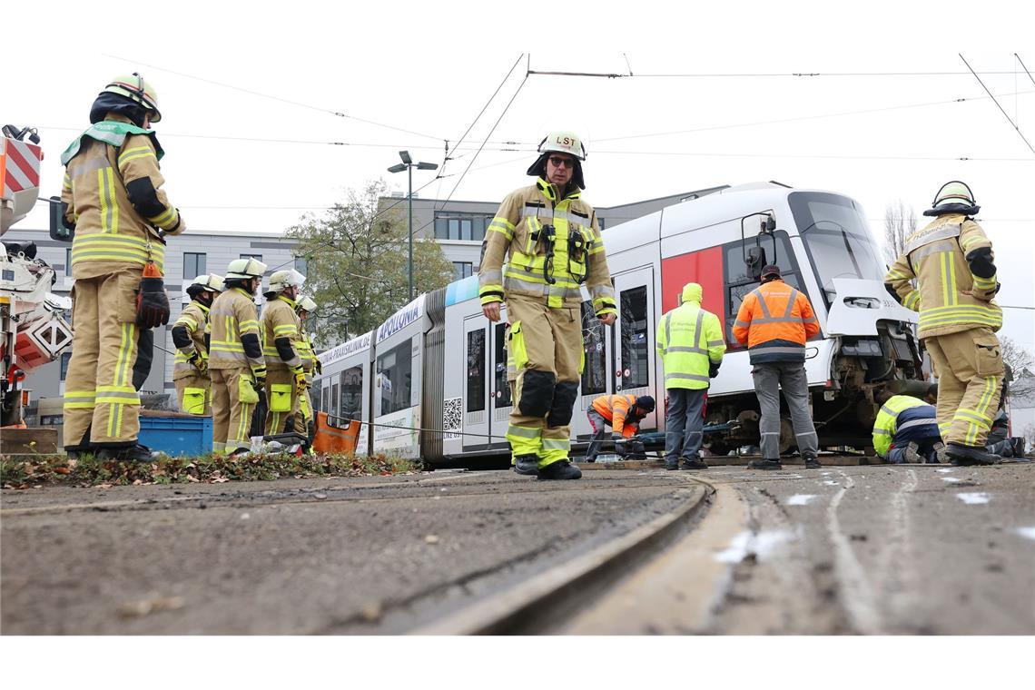 Die Wagen musste angehoben und zurück ins Gleis gesetzt werden.