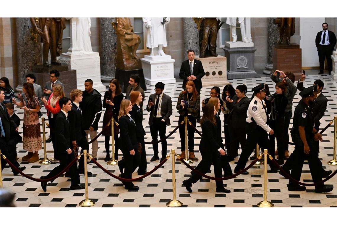 Kongress bestätigt Trumps Sieg bei Präsidentenwahl offiziell Die Wahlergebnisse aus den einzelnen Bundesstaaten wurden bei der Sitzung formal verlesen und gezählt.