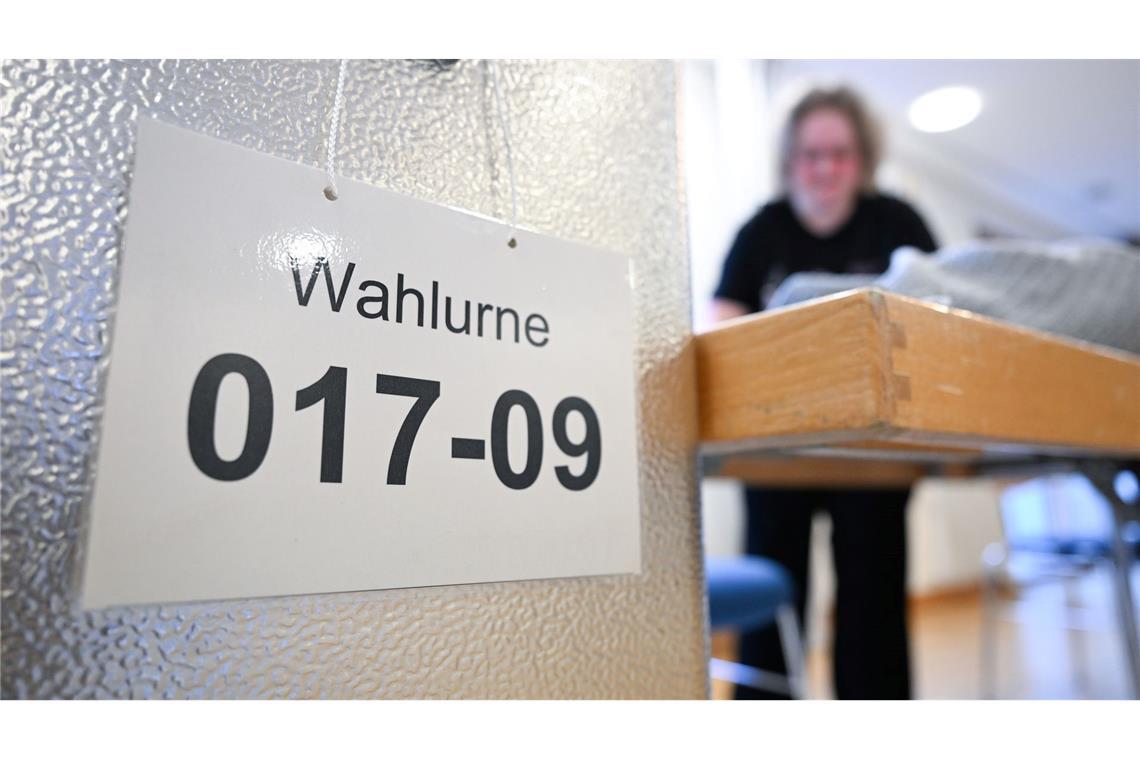 Die Wahllokale sind noch bis 18.00 Uhr geöffnet.
