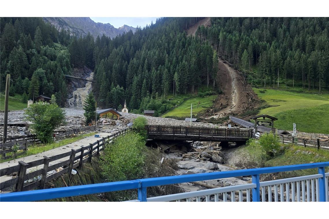 Nach Unwetter in Tirol: Berghütten mit Helikopter evakuiert Die Wanderwege sind zu unsicher, Berghütten werden mit einem Helikopter evakuiert.