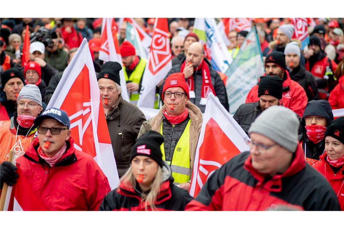 Bilder des Tages Die Warnstreiks in der Metall- und Elektroindustrie dauern an. Beschäftigte verschiedener Unternehmen nehmen an einer Kundgebung der IG Metall in Bremen teil.