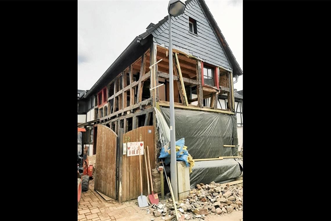 Hilfe für Flutopfer findet Anklang Die Wassermassen haben einen Teil des Hauses der Familie Beu-Schmidt in Walporzheim mitgerissen.
