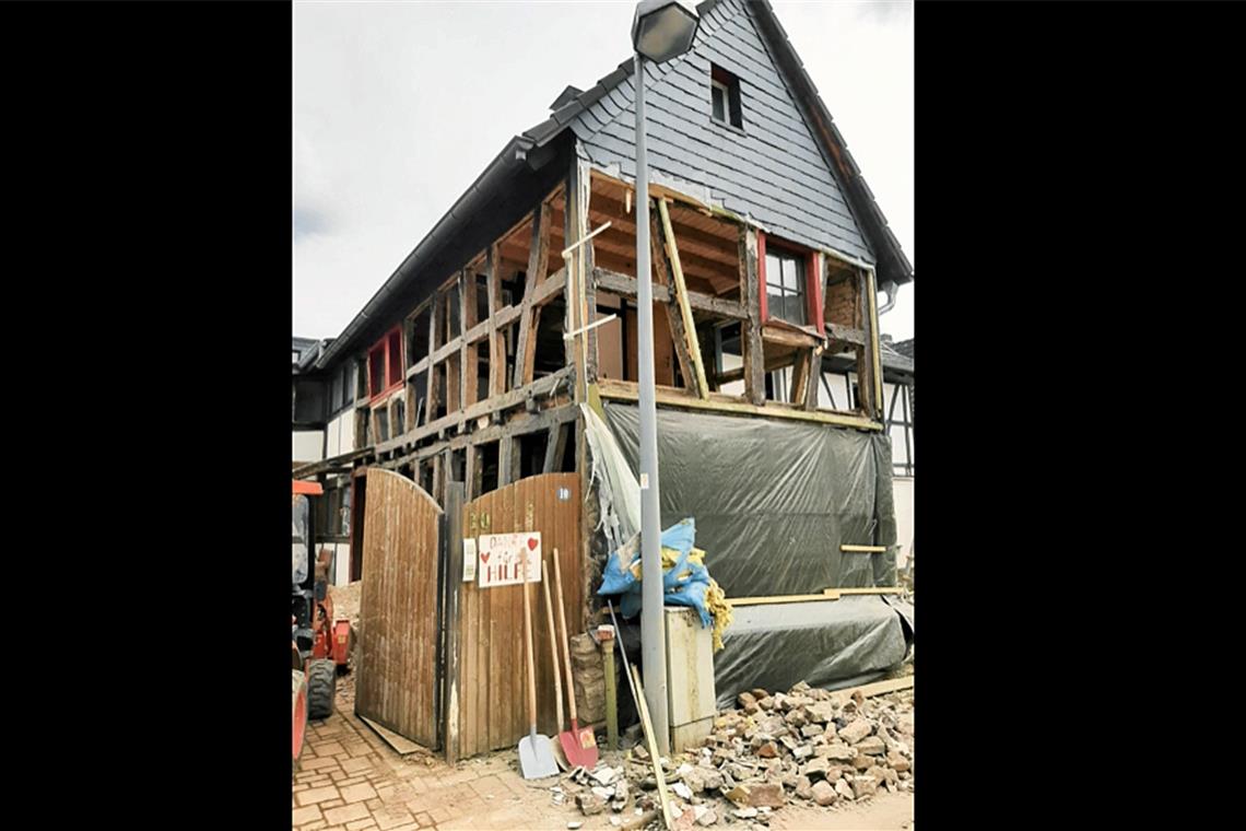 Die Wassermassen haben einen Teil des Hauses der Familie Beu-Schmidt in Walporzheim mitgerissen.