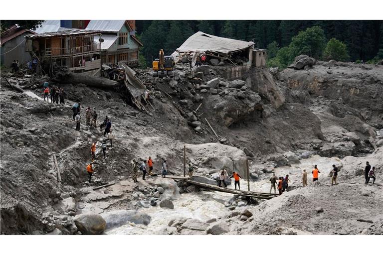 Die Wassermassen überraschten Pilger beim Essen. Mindestens 65 Menschen sind in Kaschmir bei einer Sturzflut gestorben.