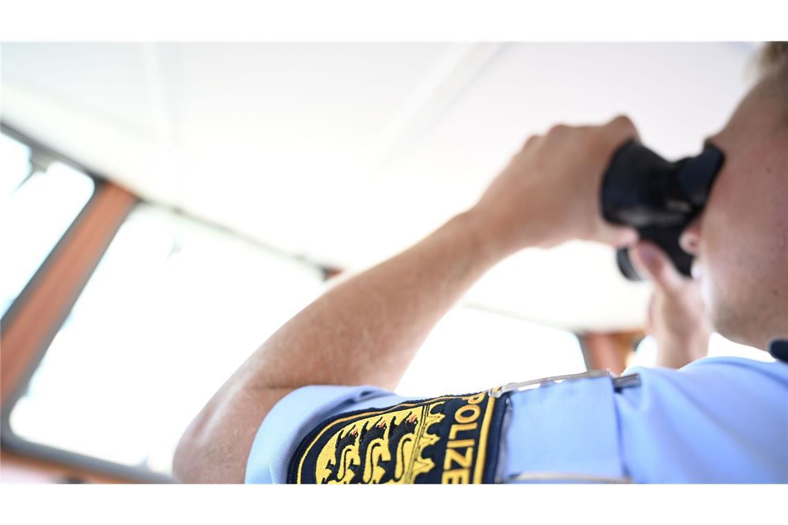 Die Wasserschutzpolizei überwachte die Bergung. (Symbolfoto)