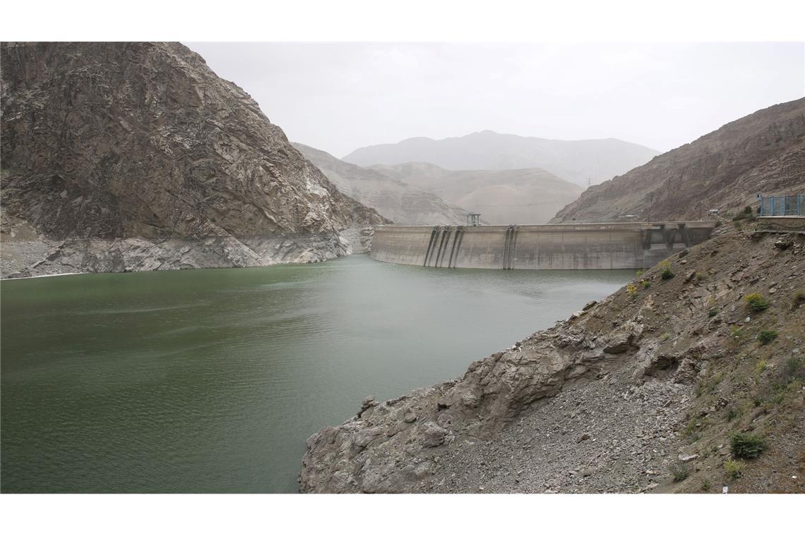 Die Wasserversorgung der Millionenmetropole Teheran ist durch knappe Pegelstände an den Staudämmen gefährdet. (Archivbild)