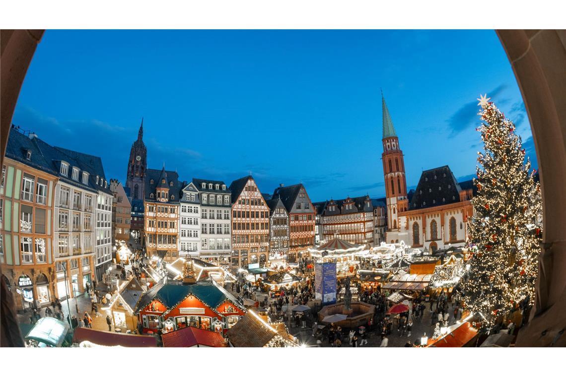 Wie lief das Weihnachtsgeschäft in Deutschland? Die Weihnachtsmärkte in den Innenstädten ziehen traditionell eine große Zahl an Besuchern an.