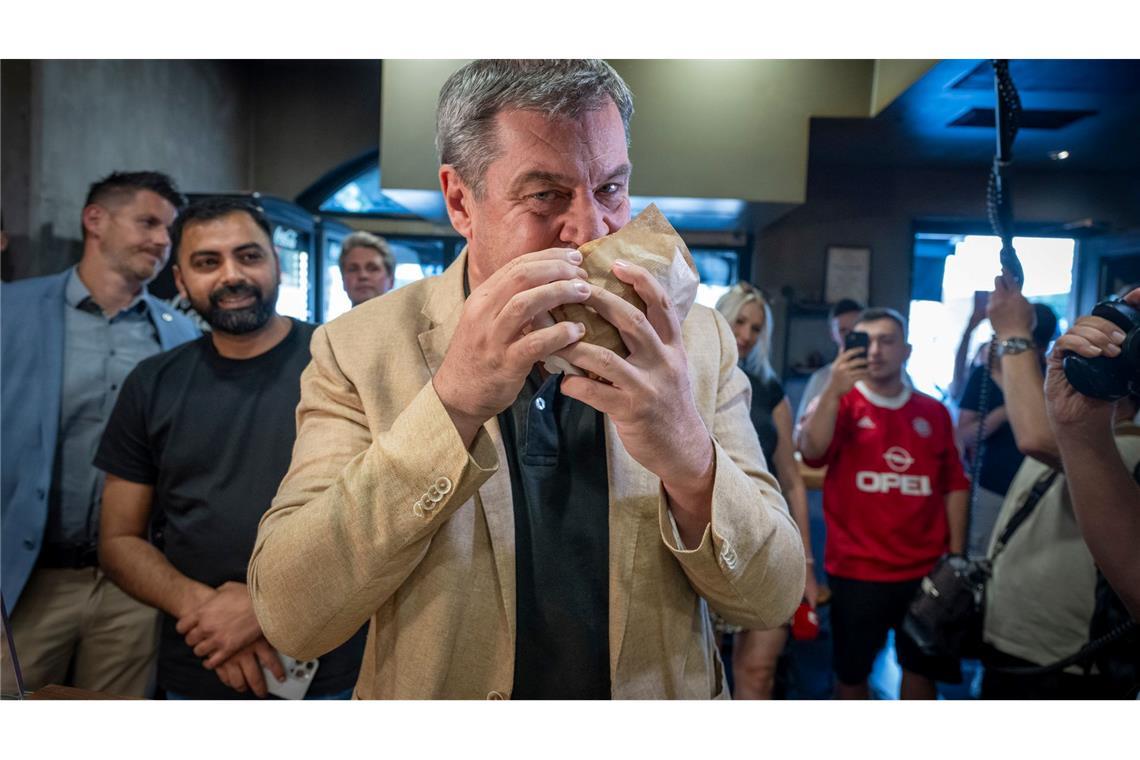 Die Weltlage sei ernst geworden - das will Bayerns Ministerpräsident Markus Söder (CSU) künftig auch bei seinen Social-Media-Auftritten berücksichtigen - und nicht mehr ganz so viele Döner-Fotos posten (Archivbild).