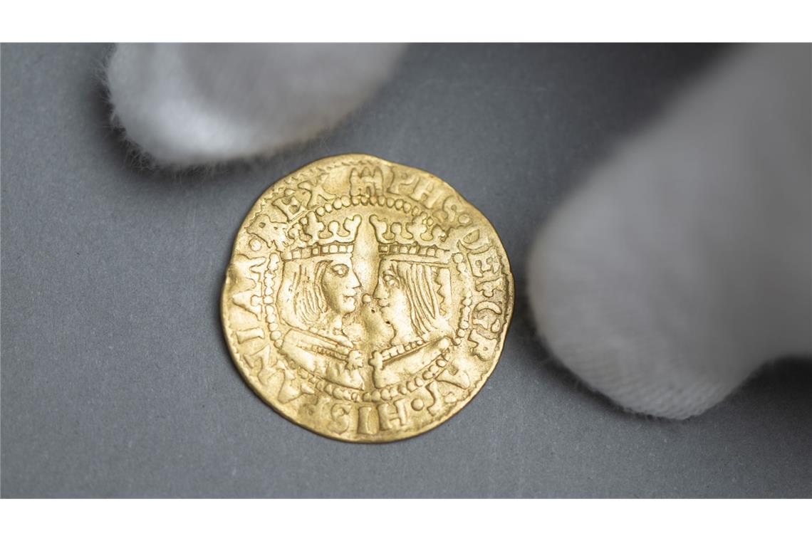 Wie kommt eine spanische Goldmünze in eine baufällige Kirche in Sachsen? Die wertvolle niederländische Goldmünze aus dem 16. Jahrhundert liegt im Landesamt für Archäologie auf einem Tisch.
