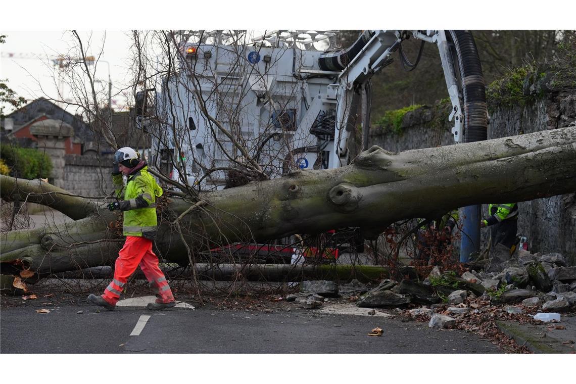 Sturm Éowyn: Ein Toter in Irland Die Wetterlage in Irland und Großbritannien bleibt angespannt.