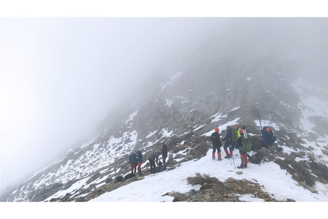 Familie stellt Suche nach Johann W. vorerst ein und fliegt zurück Die Wetterverhältnisse auf Kreta zwingen die Familie des 20-Jährigen, die Suche zu unterbrechen.