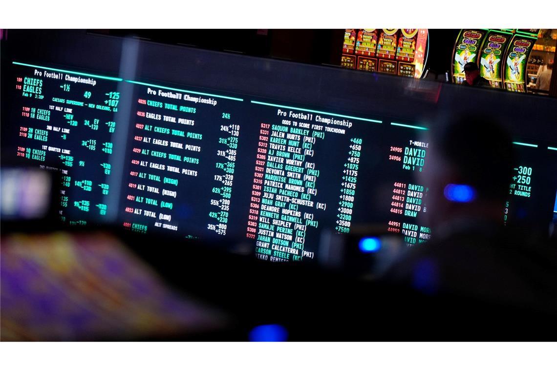 Bilder des Tages Die Wettquoten für den Super Bowl LIX werden auf Monitoren im Circa Resort und Casino in Las Vegas angezeigt.