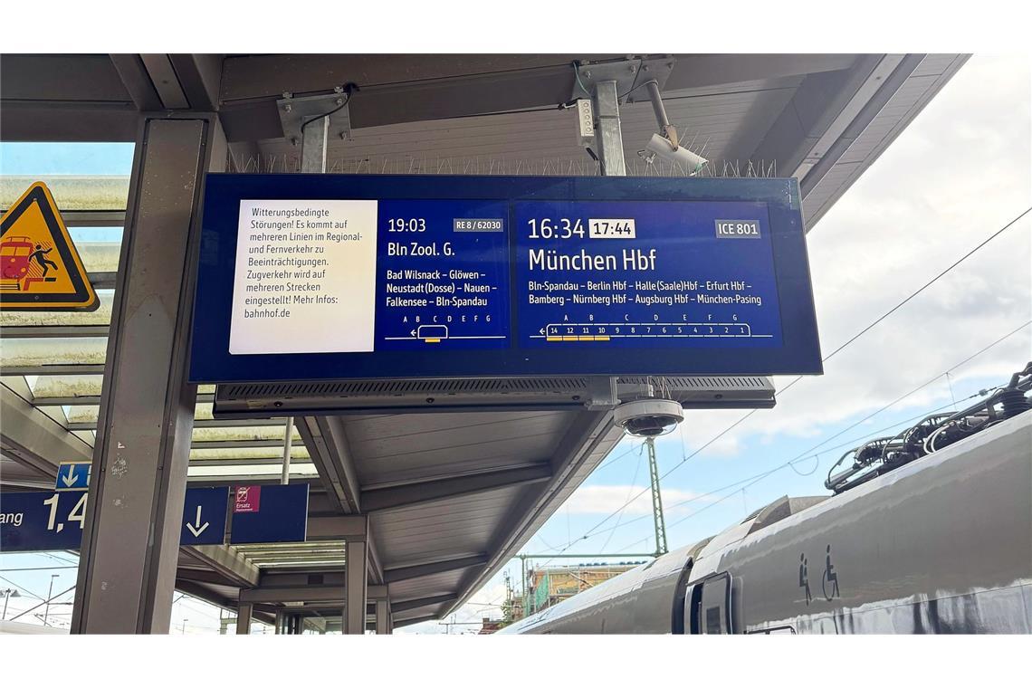 Tote und Verletzte bei Sturm in Berlin - Chaos bei S-Bahn Die wichtige Bahnstrecke zwischen Berlin und Hamburg wurde gesperrt.