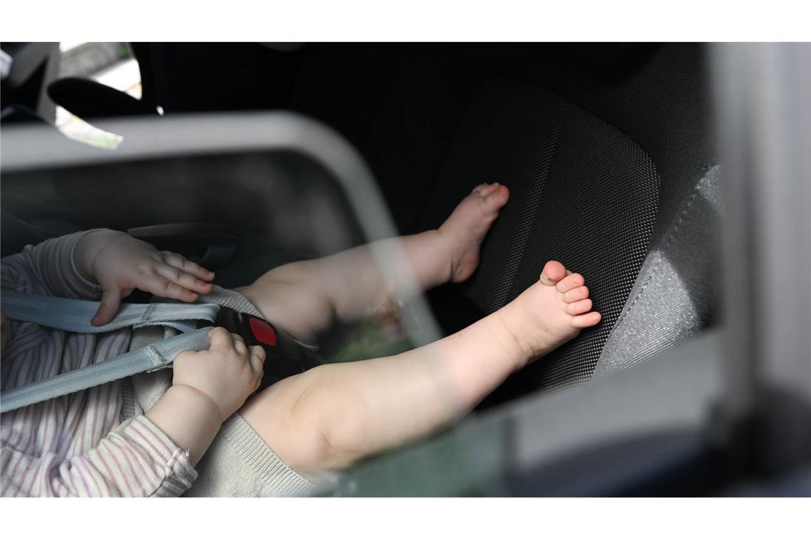 Die wichtigste ADAC-Regel dazu lautet: Ein Baby oder Kind sollte niemals allein in einem geparkten Auto zurückgelassen werden, auch nicht für wenige Minuten.(Archivbild)