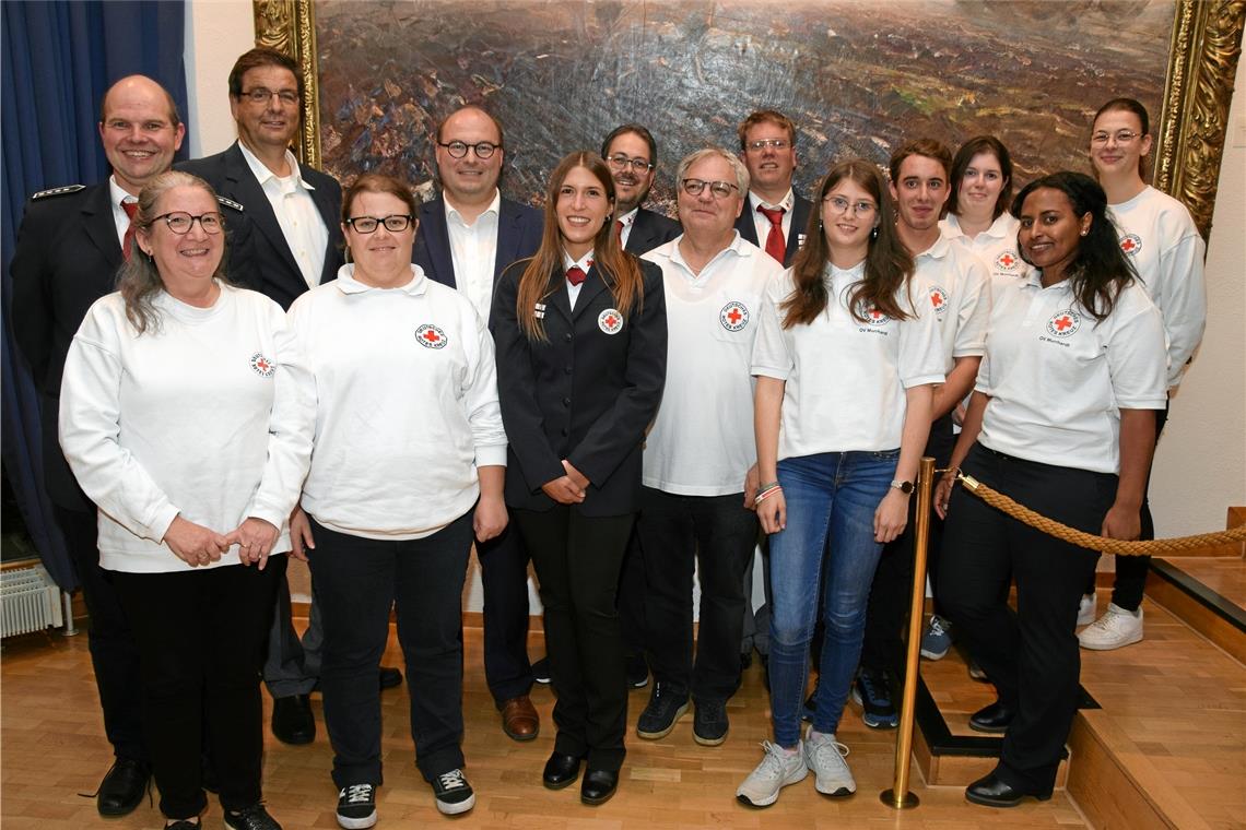 Beachtliche Herausforderungen Die wiedergewählten Vorstandsmitglieder um Vorsitzenden Bürgermeister Armin Mößner (Fünfter von links) und Geehrte. Foto: Elisabeth Klaper