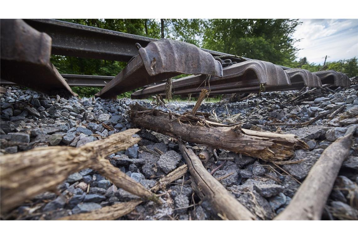 Unwetterschäden an Straßen und Schienen kosten 50 Millionen Euro Die Wieslauftalbahn wurde unter anderem bei der Laufenmühle unterspült. (Archivbild)