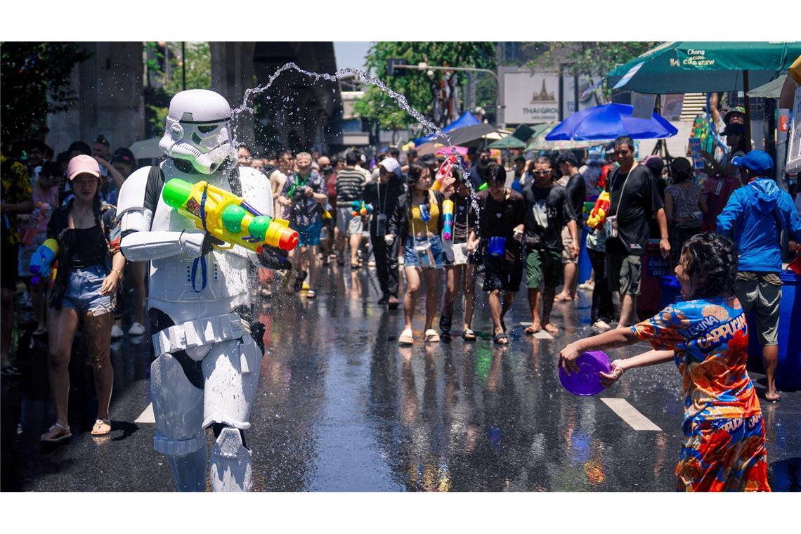 Die wilden Wasserschlachten dauern mehrere Tage.