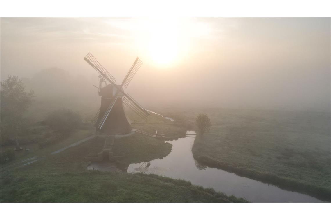 Bilder des Tages Die Windmühle Wynhamster Kolk steht im Nebel in Ditzum in Niedersachsen.