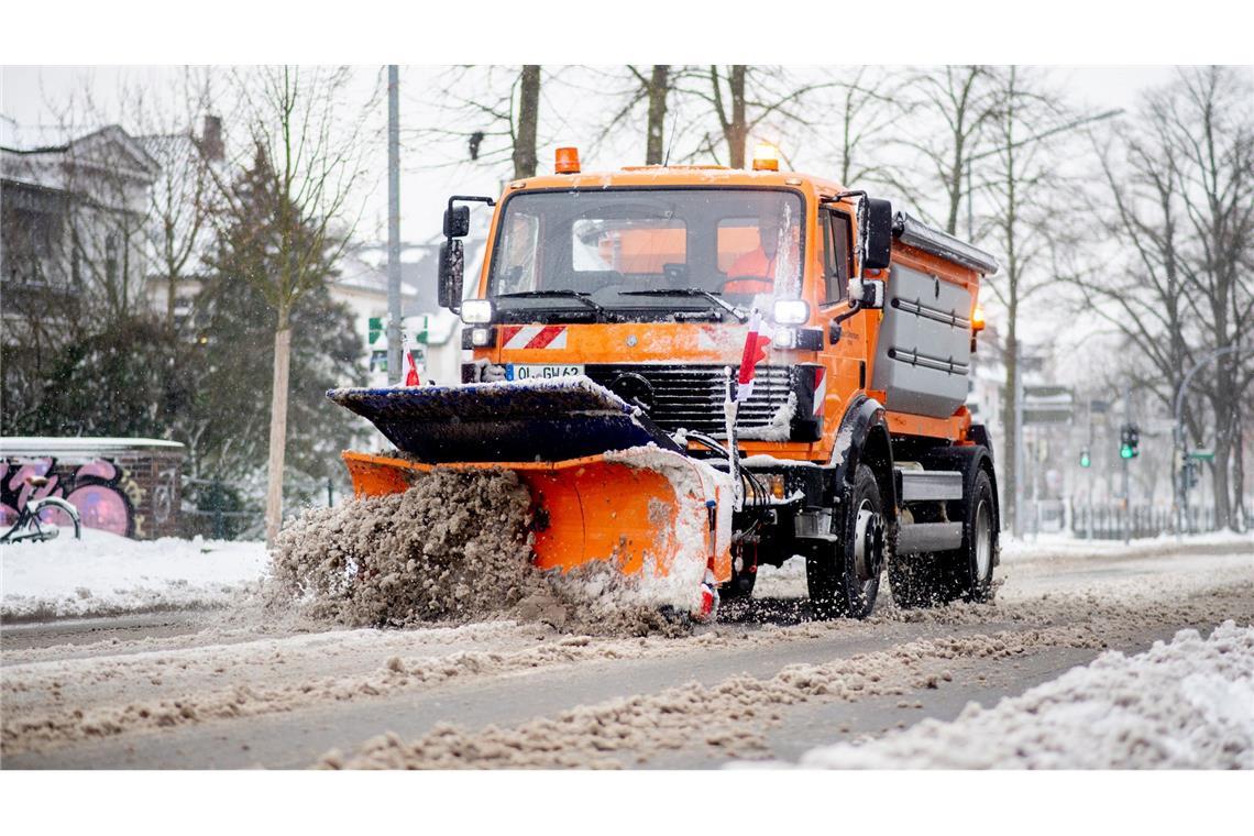 Die Winterdienste waren etwa in Niedersachsen im Dauereinsatz.