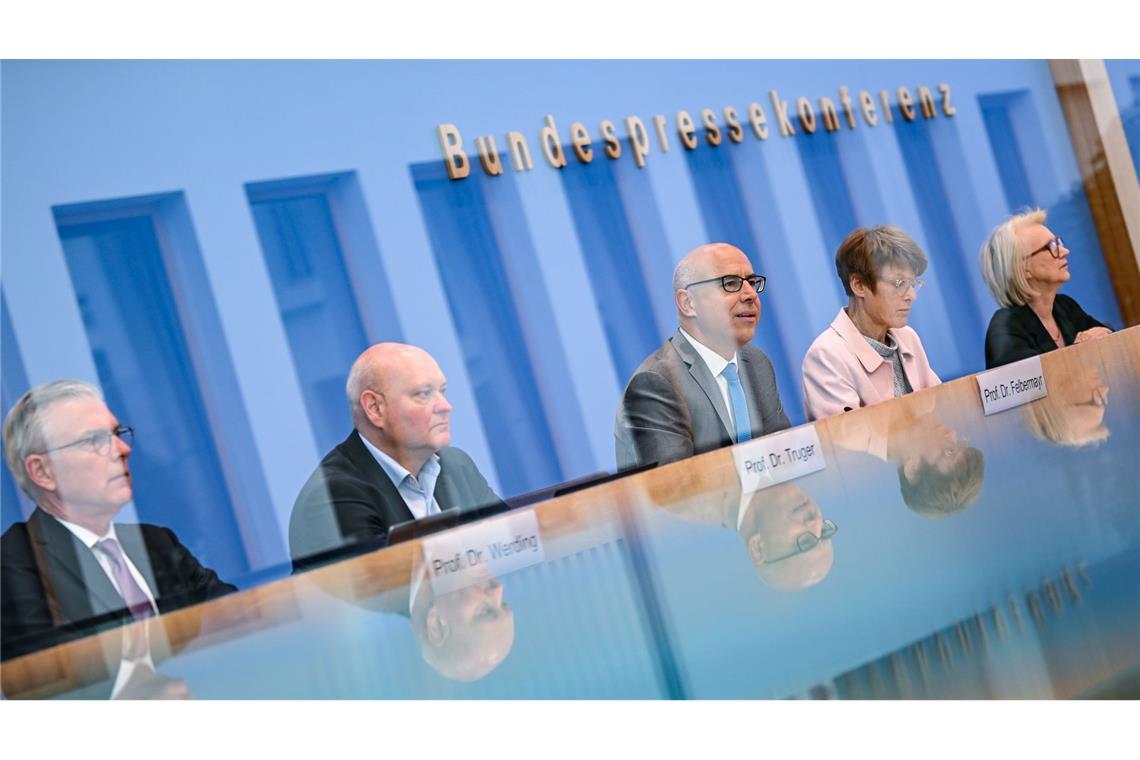 Die "Wirtschaftsweisen" warnen vor explodierenden Kosten, sollte es keine Reformen in der gesetzlichen Kranken- und Pflegeversicherung geben.