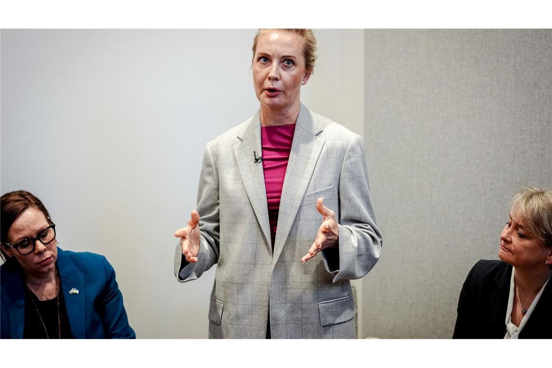 Die Witwe des russischen Oppositionsführers Alexej Nawalny, Julia, fordert bei einem Auftritt mit Außenminister Johann Wadephul (CDU) und dessen Kolleginnen und Kollegen aus Großbritannien, Schweden und den Niederlanden, dass Kremlchef Wladimir Putin für den Tod ihres Mannes zur Rechenschaft gezogen werden solle.