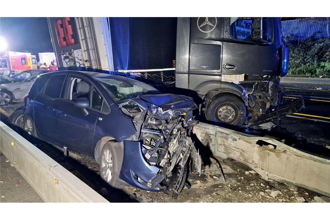 Lkw-Fahrer nach Chaosfahrt in Psychiatrie Die Wucht der Zusammenstöße ließ völlig demolierte Autowracks zurück.