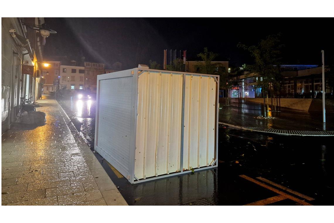 Schwere Gewitter verwüsten beliebte kroatische Ferienregion Die Wucht des Sturms hat selbst tonnenschwere Stahlcontainer wie Pappe umhergelasen.