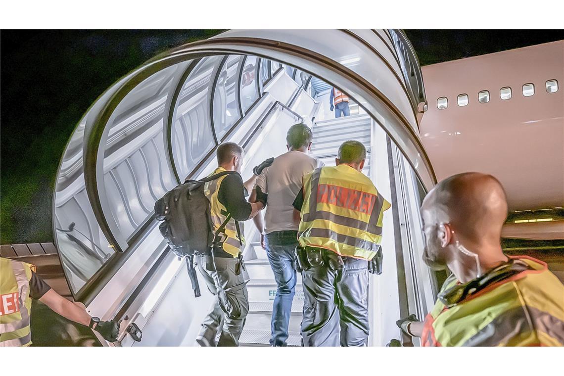 Bundesregierung vermeldet deutlichen Anstieg bei Abschiebungen Die Zahl der Abschiebungen steigt. (Symbolbild)