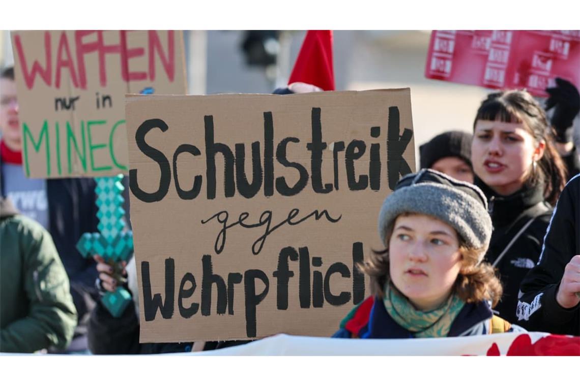 Die Zahl der Anträge auf Kriegsdienstverweigerung nimmt zu. Zudem gibt es vermehrt Schulstreiks gegen Wehrpflicht – wie hier in Leipzig.