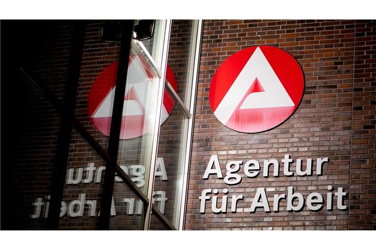 Die Zahl der Arbeitslosen in Deutschland ist im April nur geringfügig gesunken. (Archivbild)