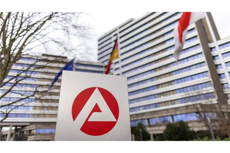 Die Zahl der Arbeitslosen sinkt im April leicht (Archivbild).