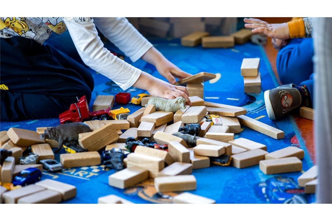 Die Zahl der Beschäftigten in den Kitas nimmt zu, obwohl die Zahl der betreuten Kinder sinkt. (Symbolbild)