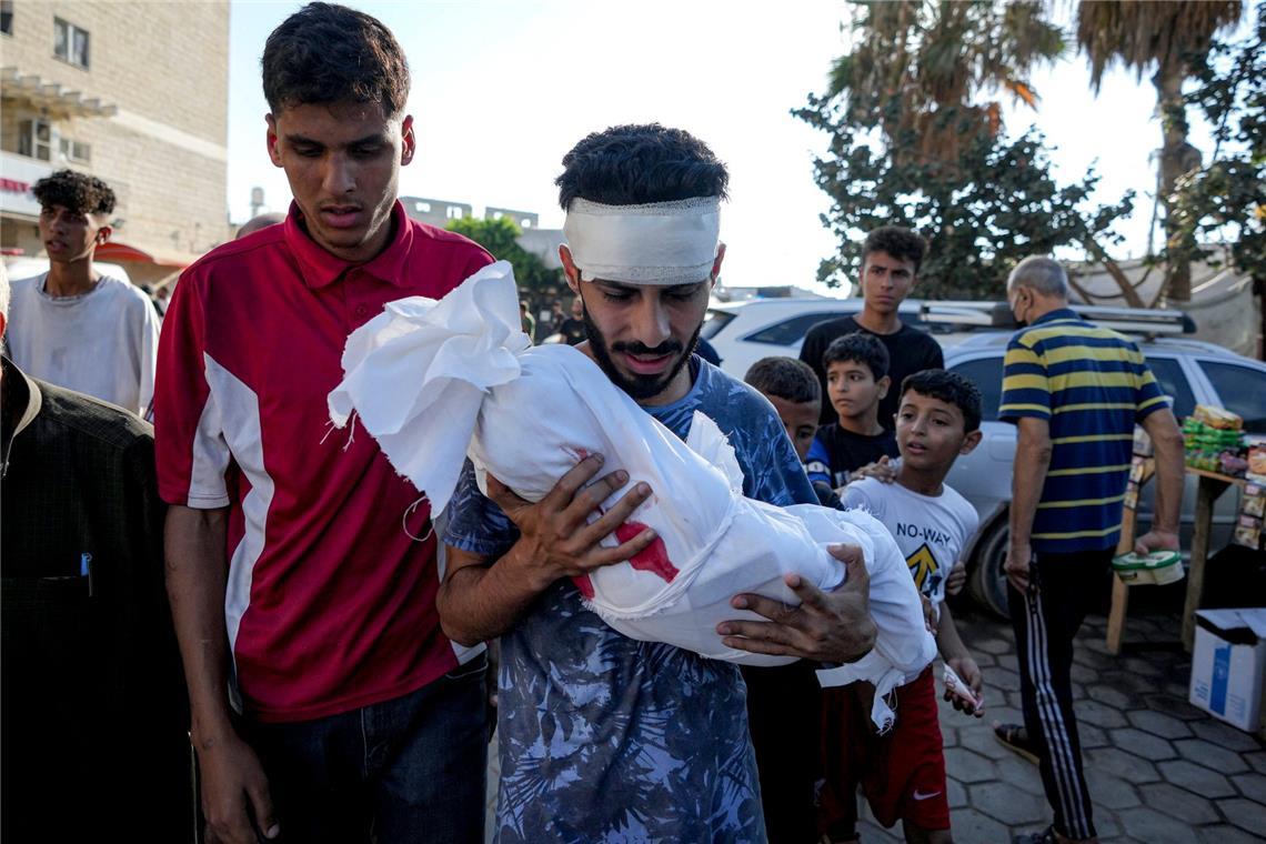 Israels Armee erklärt weitere Hamas-Geisel für tot Die Zahl der getöteten Palästinenser im Krieg zwischen der israelischen Armee und der islamistischen Hamas im Gazastreifen ist nach örtlichen Angaben auf mehr als 43.000 gestiegen.