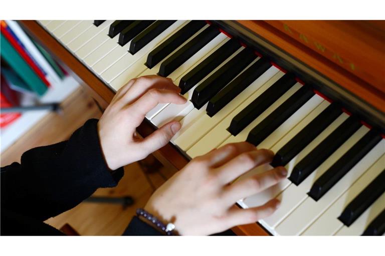 Die Zahl der Hobbymusikerinnen und -musiker in Deutschland hat zugenommen. Das hat eine Studie ergeben. Klavier spielen ist dabei besonders beliebt.