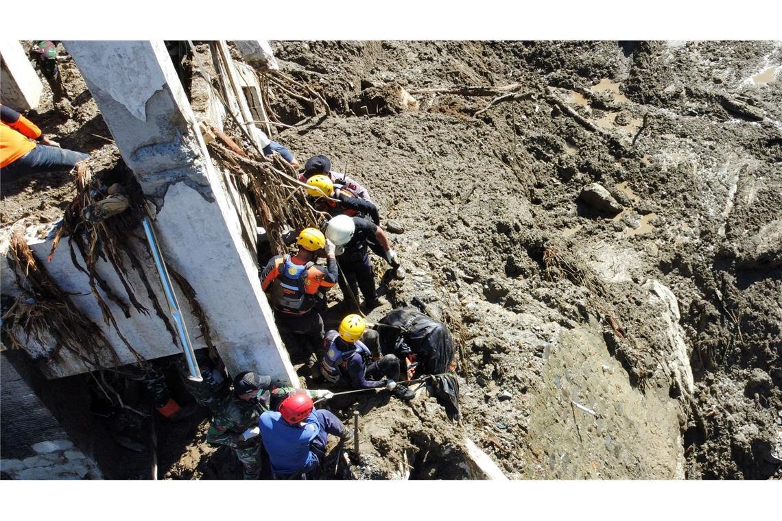 Die Zahl der Toten auf Sumatra steigt weiter - und viele Menschen werden noch vermisst.
