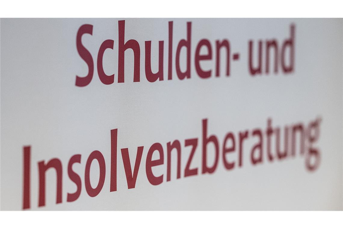 "Angst-Sparen" drückt auf die Überschuldung in Deutschland Die Zahl der überschuldeten Menschen ist immer noch hoch.