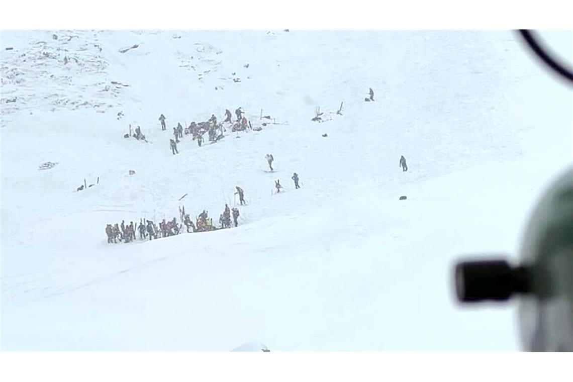 Die Zahl der Verschütteten war zunächst nicht klar.