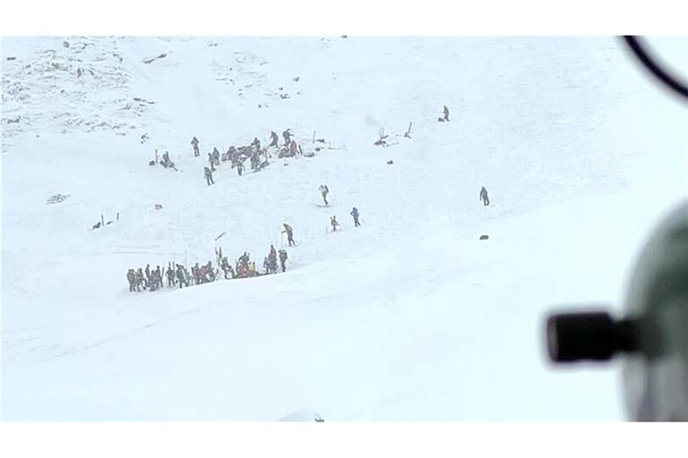 Die Zahl der Verschütteten war zunächst nicht klar.