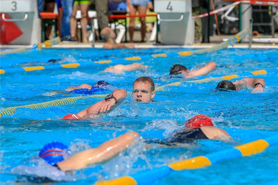 Die zehnte Auflage des Backnanger Citytriathlons beginnt im Freibad. Auf dem Parkplatz davor wird anschließend der Wechsel- und Zielbereich sein. Foto: A. Becher