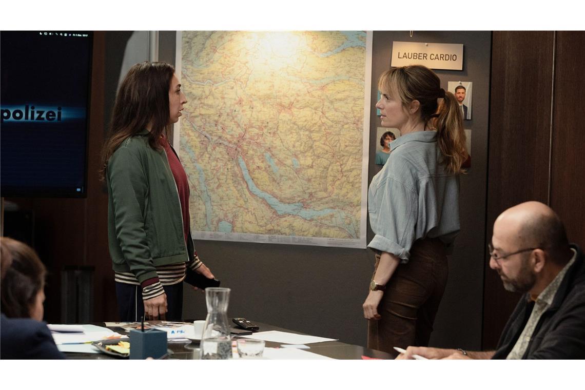 „Kammerflimmern“ – Wie war der Tatort aus Zürich? Die Zeit drängt im „Tatort – Kammerflimmern“ aus Zürich: Tessa Ott (Carol Schuler, li.) und Isabelle Grandjean (Anna Pieri Zuercher) vermerken auf einer Karte die Orte, an denen die Opfer starben.