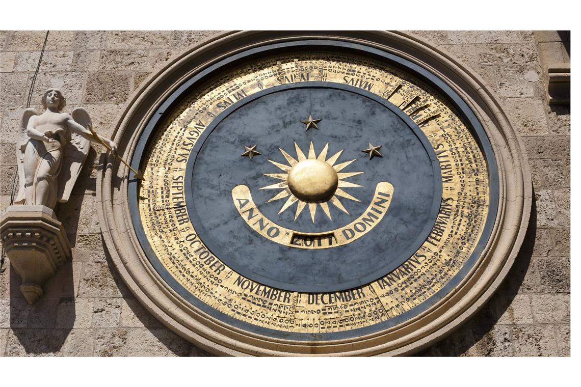Wann wurde die christliche Zeitrechnung erfunden? Die Zeit fest im Blick: Astronomische Uhr auf der Piazza Del Duomo vor der Kathedrale von Messina auf Sizilien.
