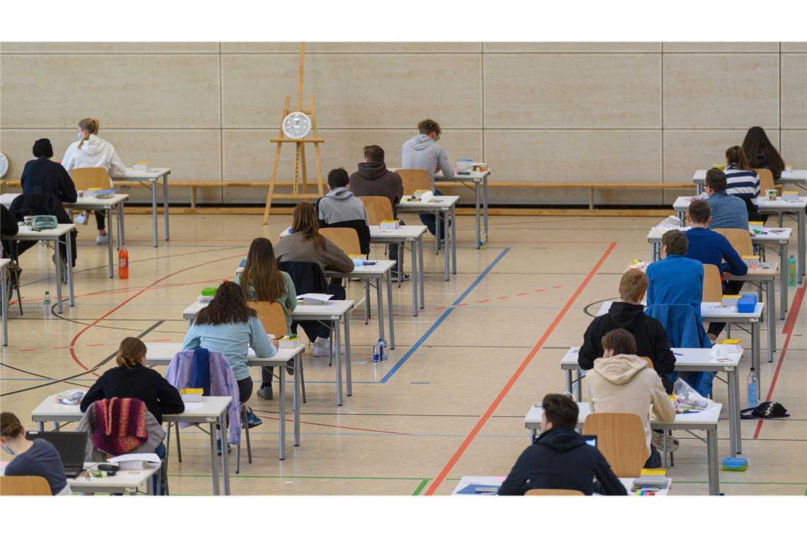 Hätten Sie’s gewusst? – Das sind die Aufgaben im Deutsch-Abi Die Zeit läuft: die meisten Schülerinnen und Schüler hatten 315 Minuten, also von 9 bis 14.15 Uhr Zeit, um ihren Aufsatz zu verfassen.
