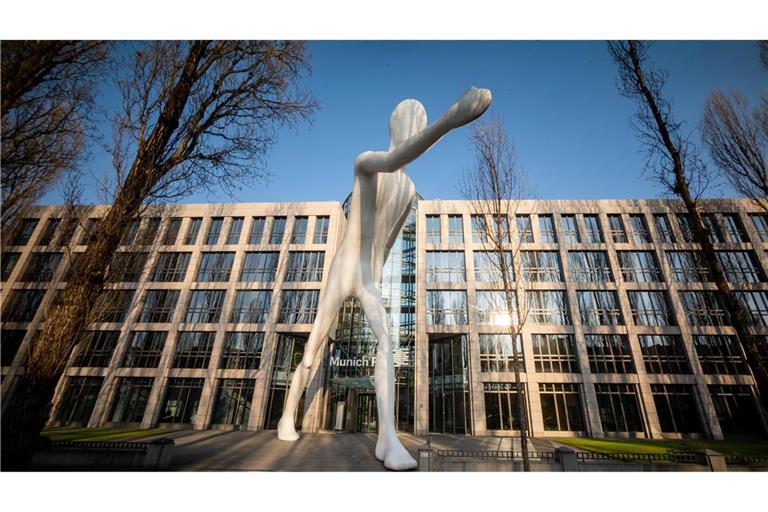 Die Zentrale der Rückversicherung Munich Re. Ihre Fachleute haben die weltweite Entwicklung der Cyberkriminalität im Blick. (Archivbild)