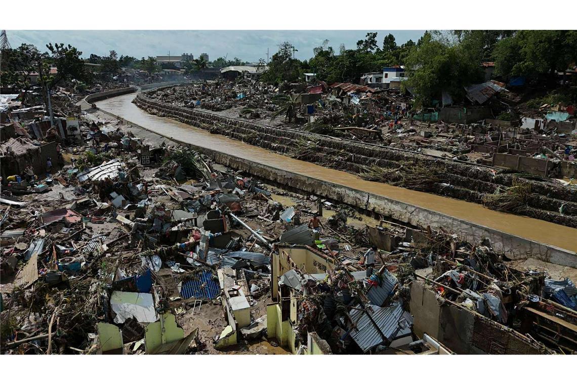 Die Zerstörungen sind gewaltig - es handelt sich um eine der schlimmsten Flutkatastrophen der vergangenen Jahre in dem Inselstaat.