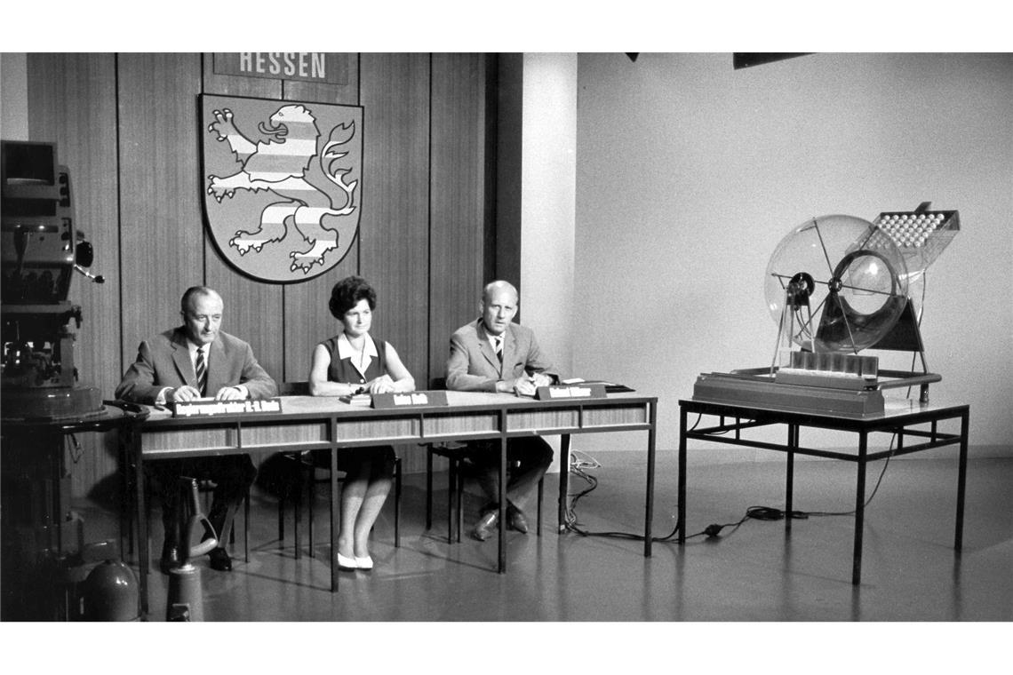 Kurioses aus 70 Jahren Lotto: Premiere mit der 13 Die Ziehung der Lottozahlen kam 1965 ins Fernsehen. (Archivbild)