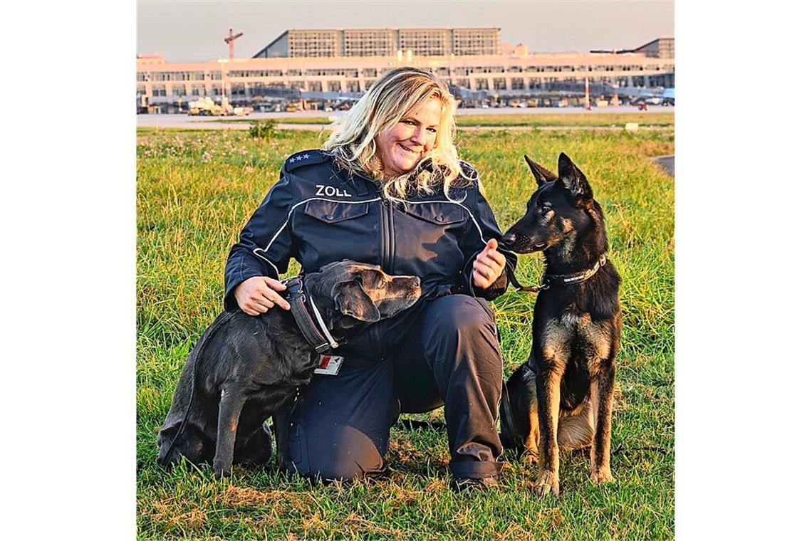 Drogenspürhündin Dewi geht in Rente Die Zollhundeführerin Bettina Remppis mit Labradorhündin Dewi (links) und Schäferhündin Cami