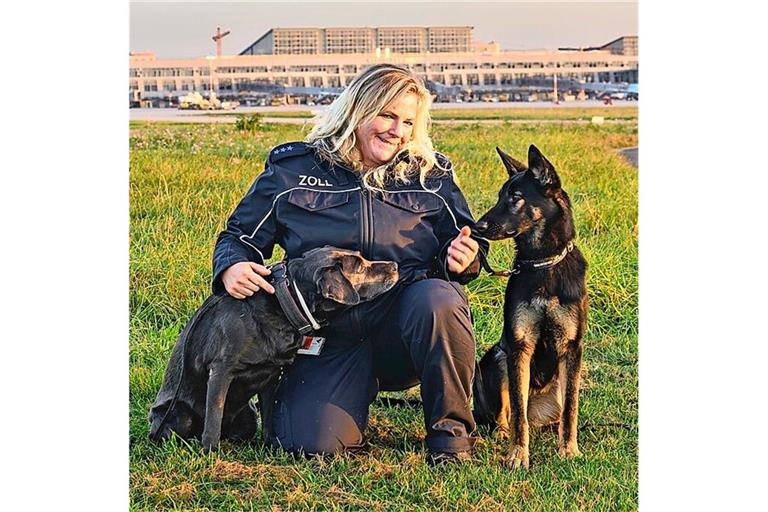 Die Zollhundeführerin Bettina Remppis mit Labradorhündin Dewi (links) und Schäferhündin Cami