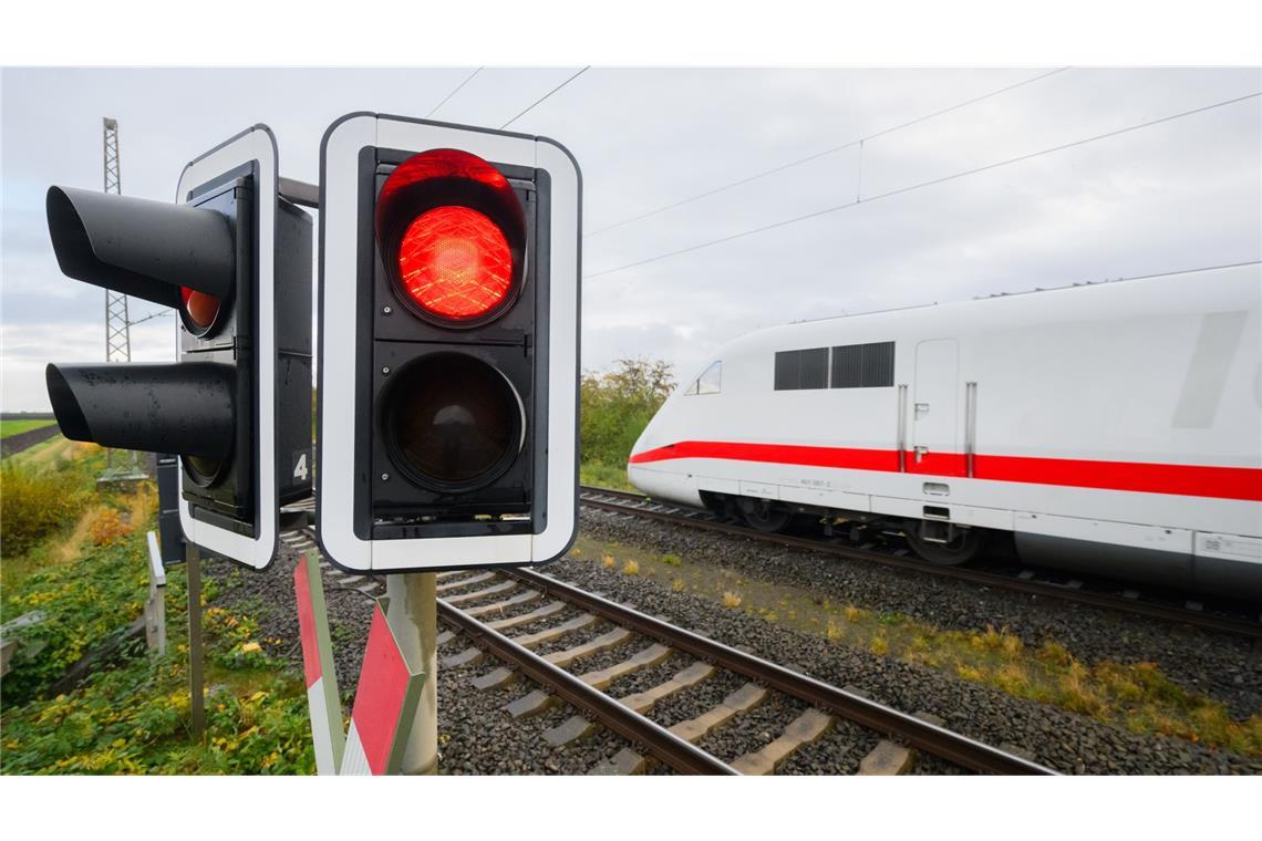 Mehr Züge als im Vorjahr verspätet: Baustellen bremsen Bahn aus Die Züge der Deutschen Bahn waren im April öfter verspätet als noch im Vorjahr (Symbolbild).
